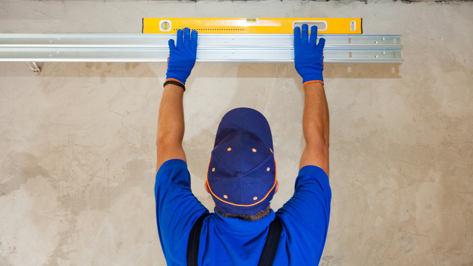 What Are the Signs You Need Professional Garage Door Service in San Antonio?